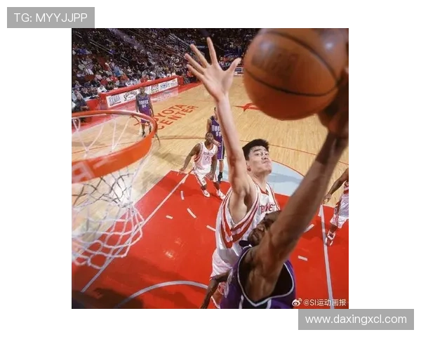 姚明打杠挑战极限展现篮球巨星的力量与技巧